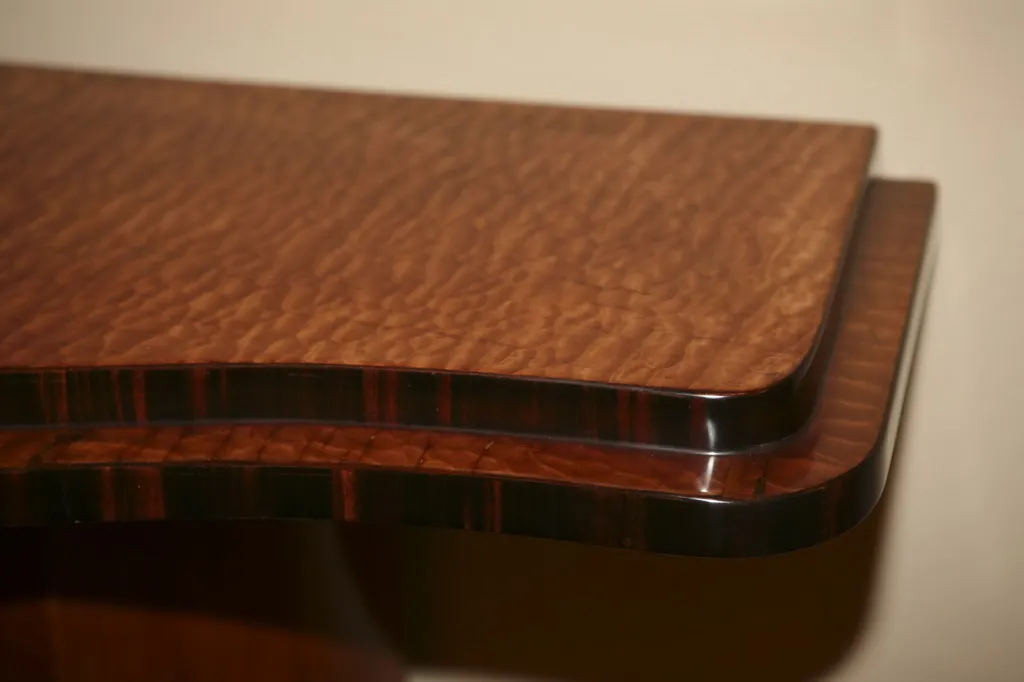 consola antigua con detalles elegantes