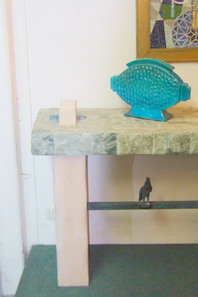 antica tavolo console con decorazione moderna