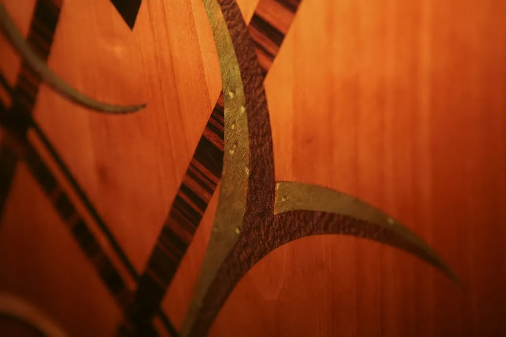 detalhe de antiga consola decorativa em fundo claro