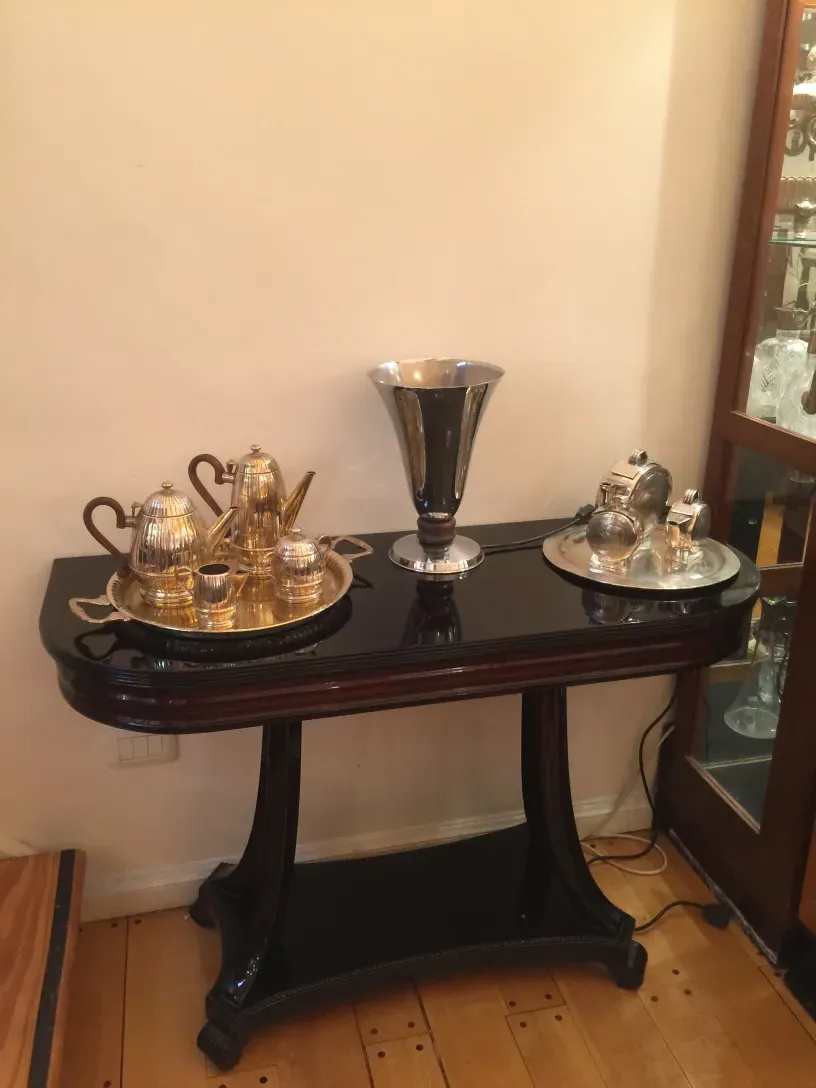 mesa de console antiga com objetos decorativos