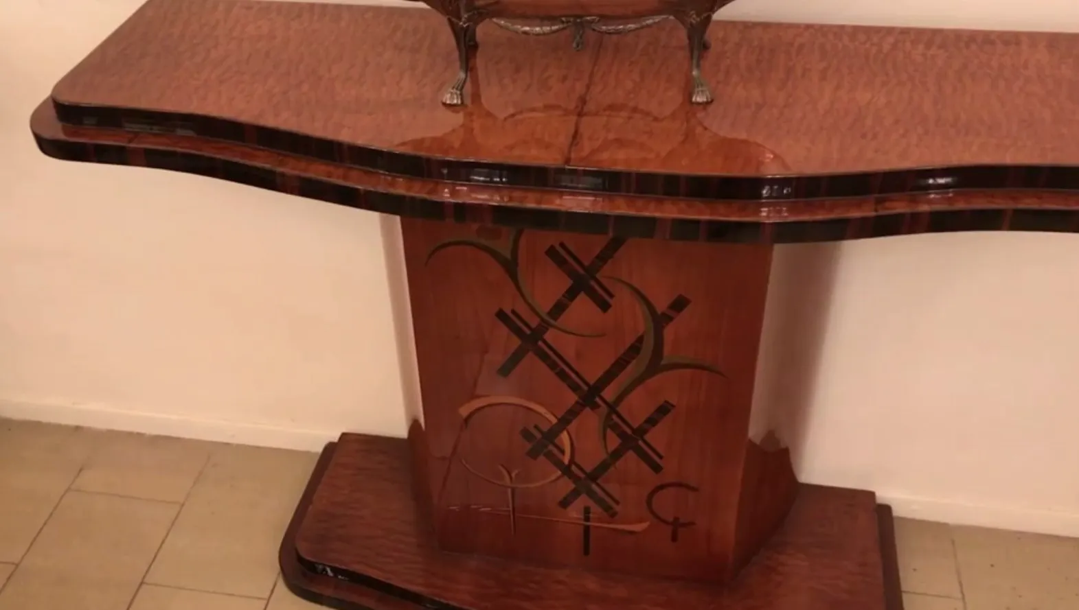 antiga consola decorativa com design de base único