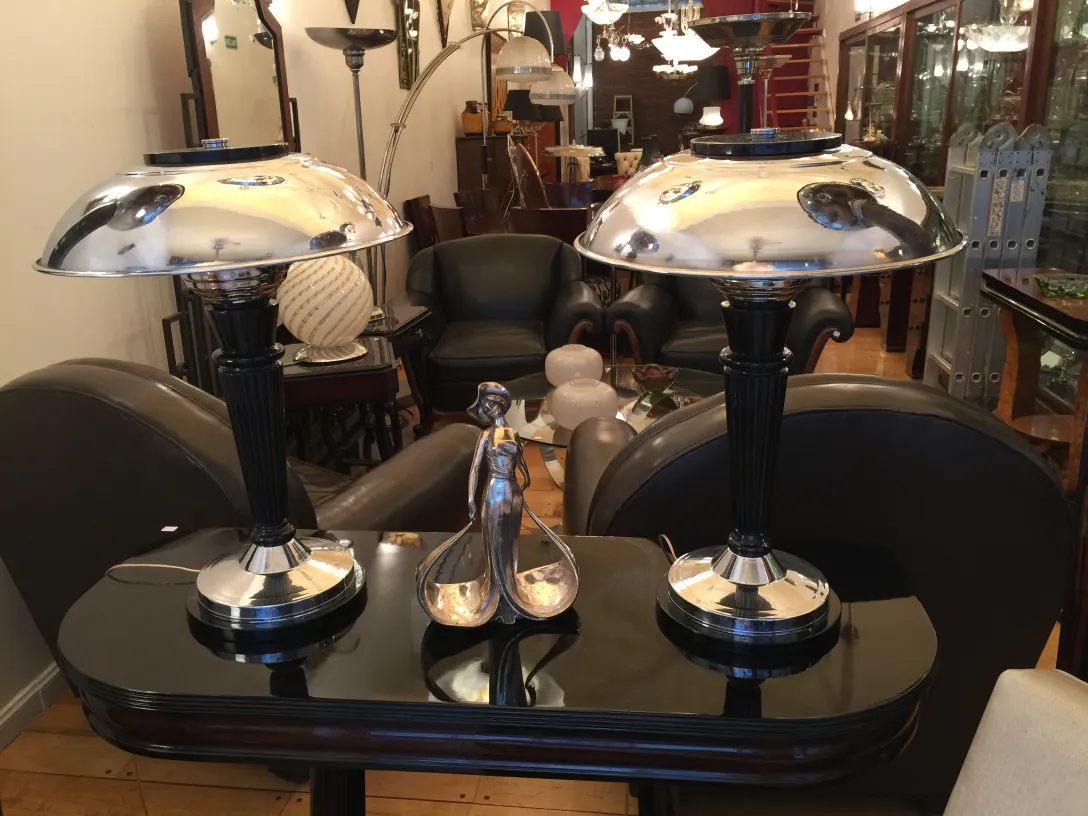 Antica consolle elegante con lampade e figura decorativa