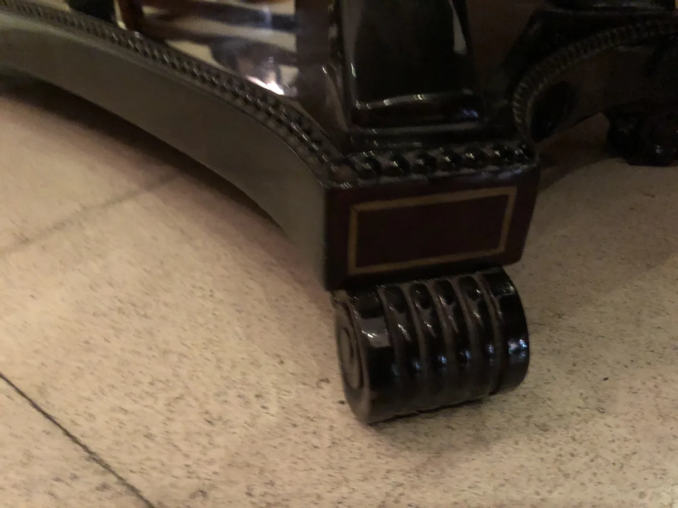 detalle de la base de una consola antigua decorativa con ruedas