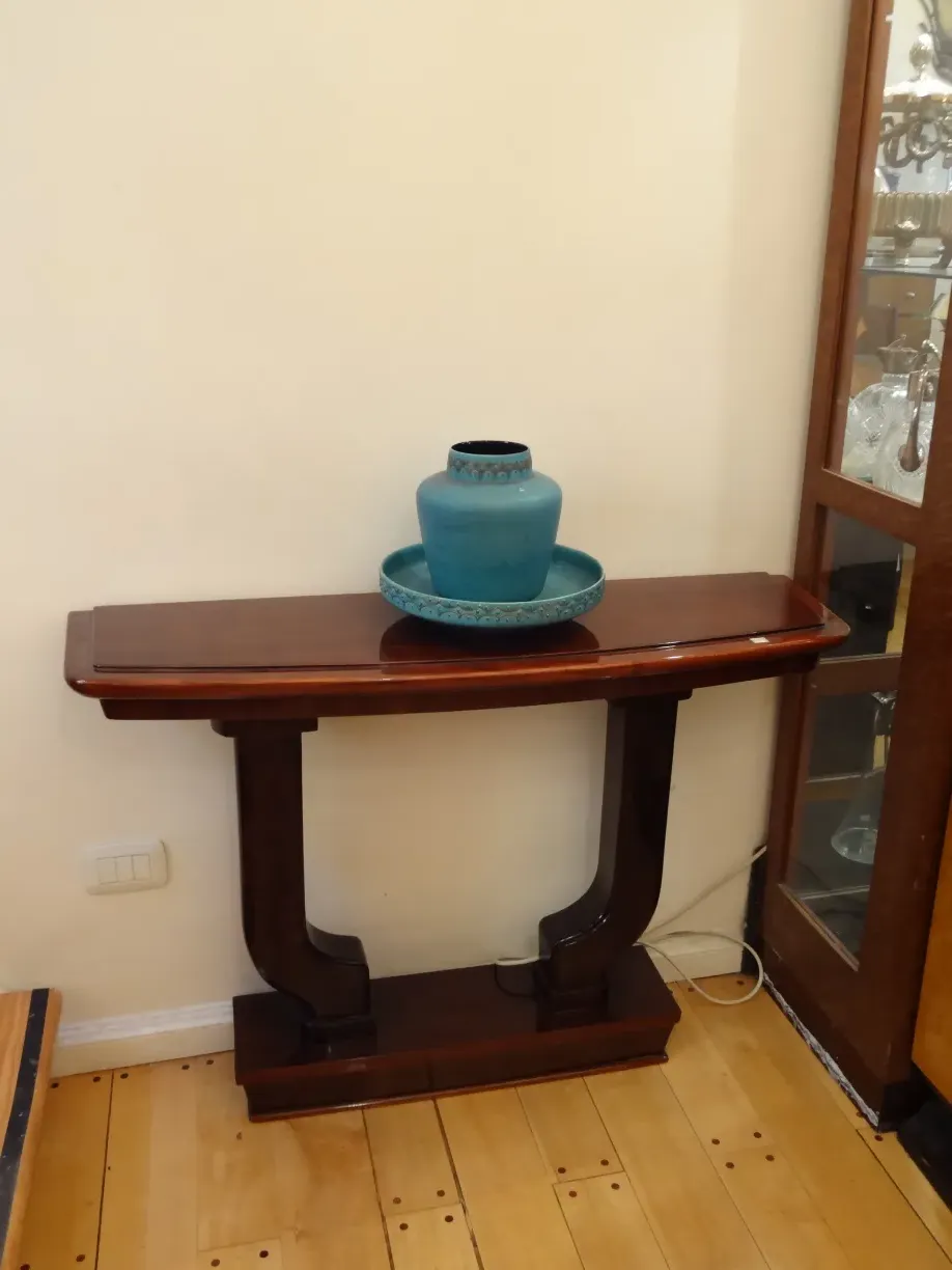 Antiga consola decorativa com vaso azul