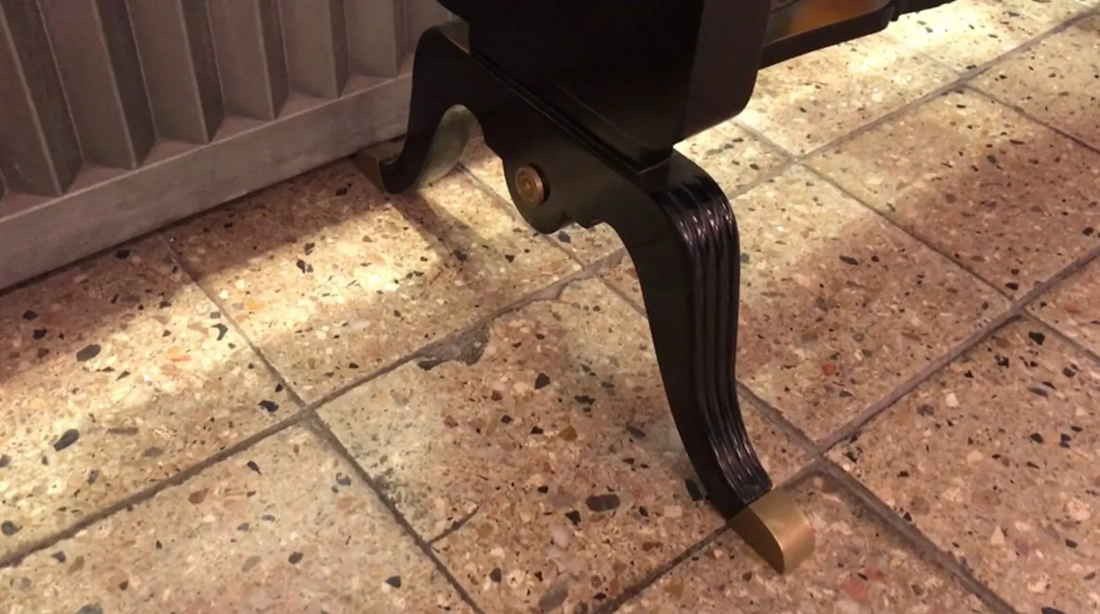 Meuble console ancien avec des détails sur les pieds.