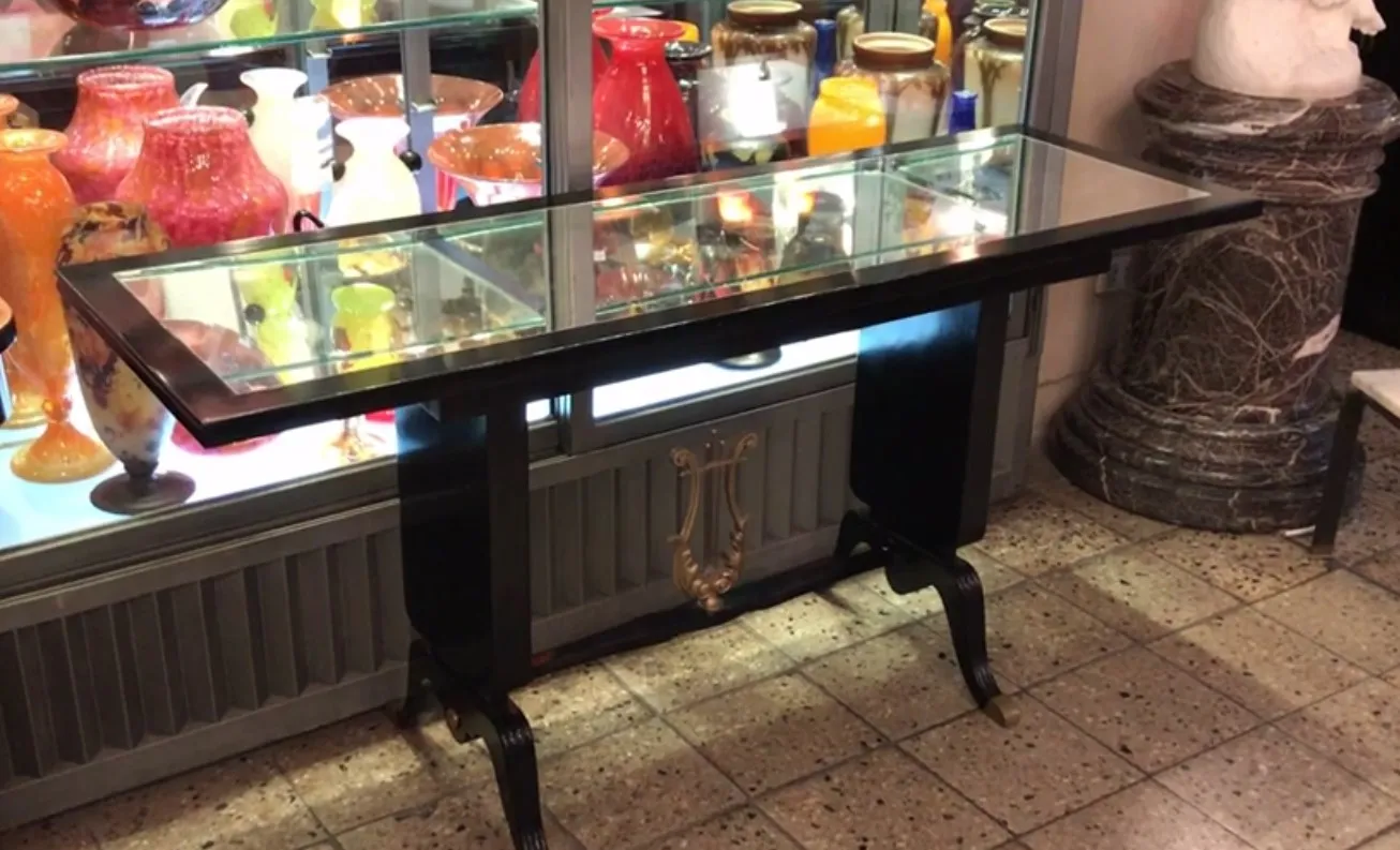 antiguo consola de muestra con objetos de decoración variados