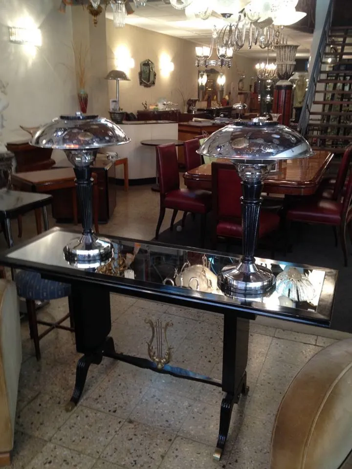 table console ancienne avec surface réfléchissante et lampes
