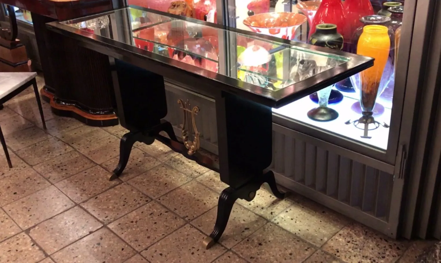 Antike Konsole mit elegantem Design und stilvollen Beinen.