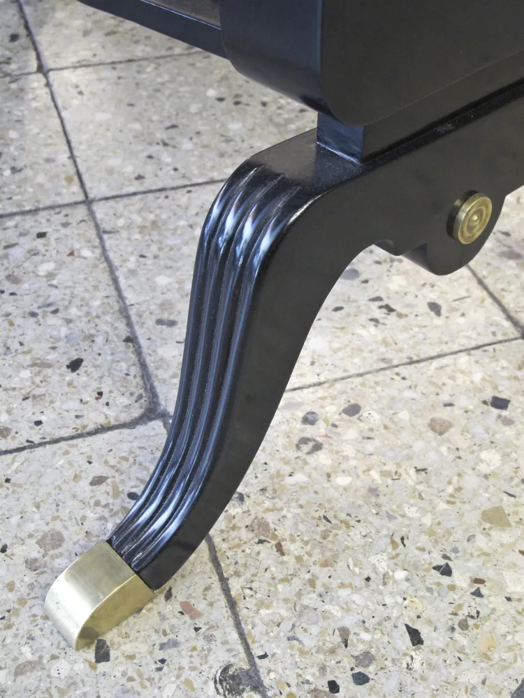 vista laterale di un antico mobili dresuar con gambe decorative