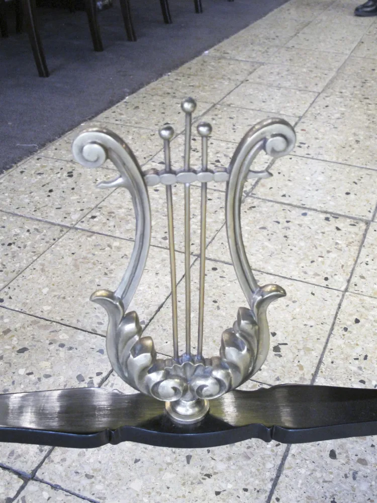 Antiga consolas decorativas com detalhes em metal brilhante em um ambiente elegante.