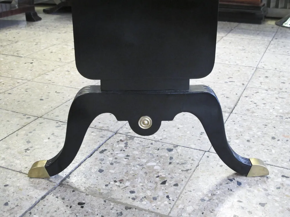 consola antigua con patas elegantes y detalles