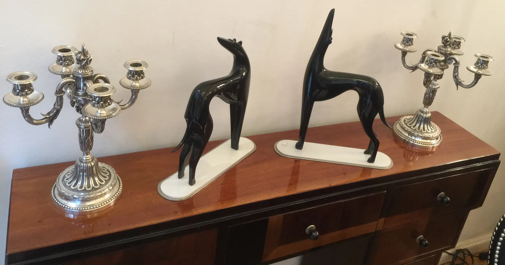 Antike Konsole mit dekorativen Figuren und Kerzenhaltern