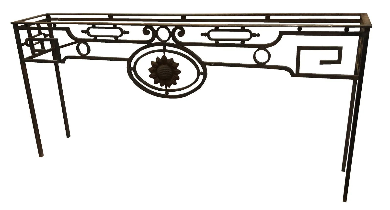 consola antigua con diseño decorativo en metal