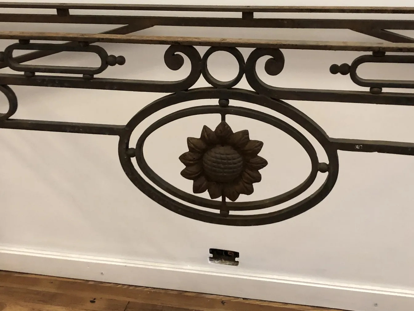 consola antigua decorativa con diseño floral y forma ovalada