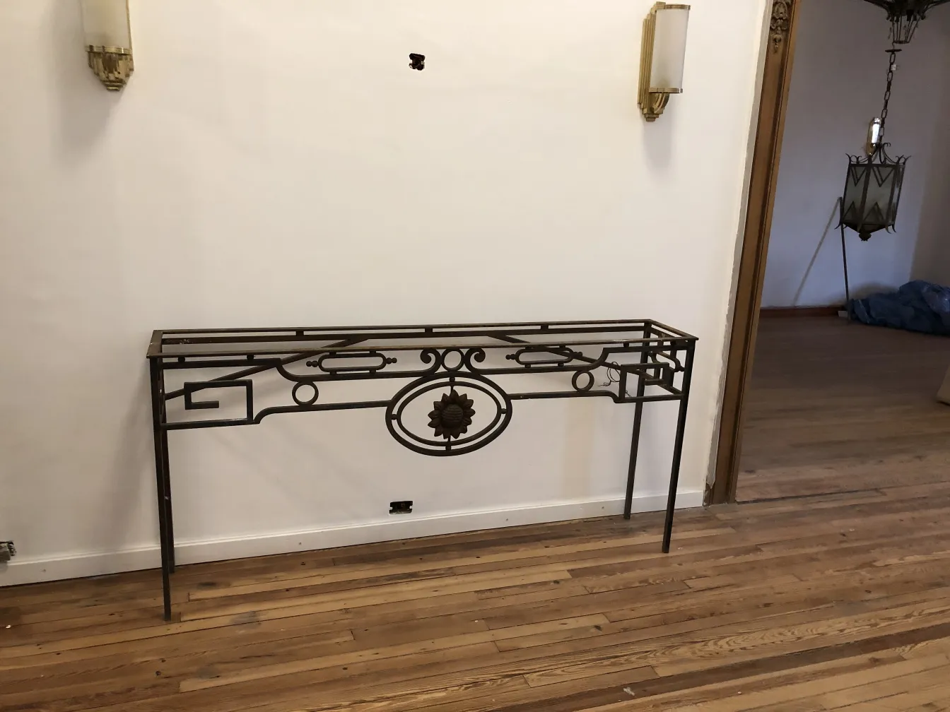 Antike dekorative Konsole mit kompliziertem Design, neutralem Hintergrund.