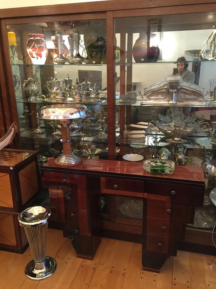 Consola antiga com várias gavetas, ambiente elegante.