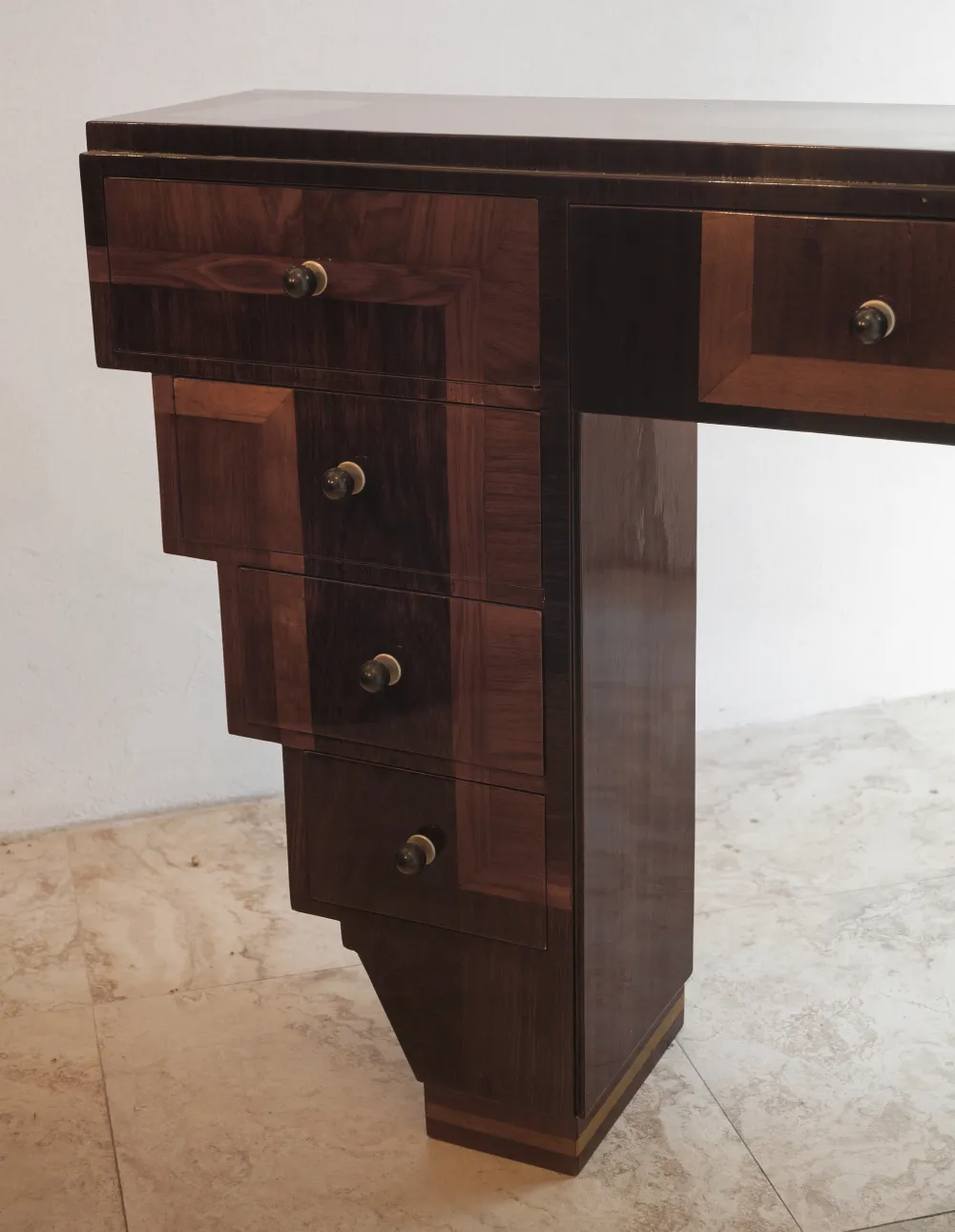 Antike Konsole mit mehreren Schubladen und einzigartigem Design