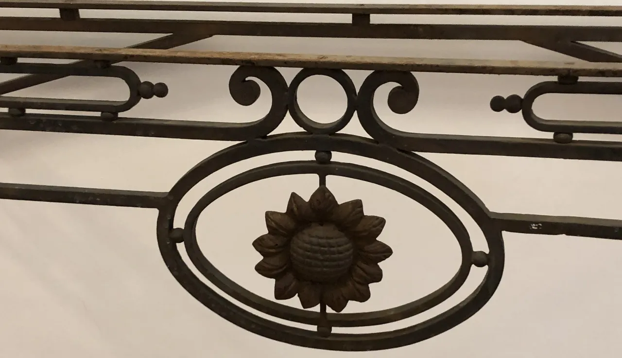 Antike Dresser mit dekorativem Blumenmuster