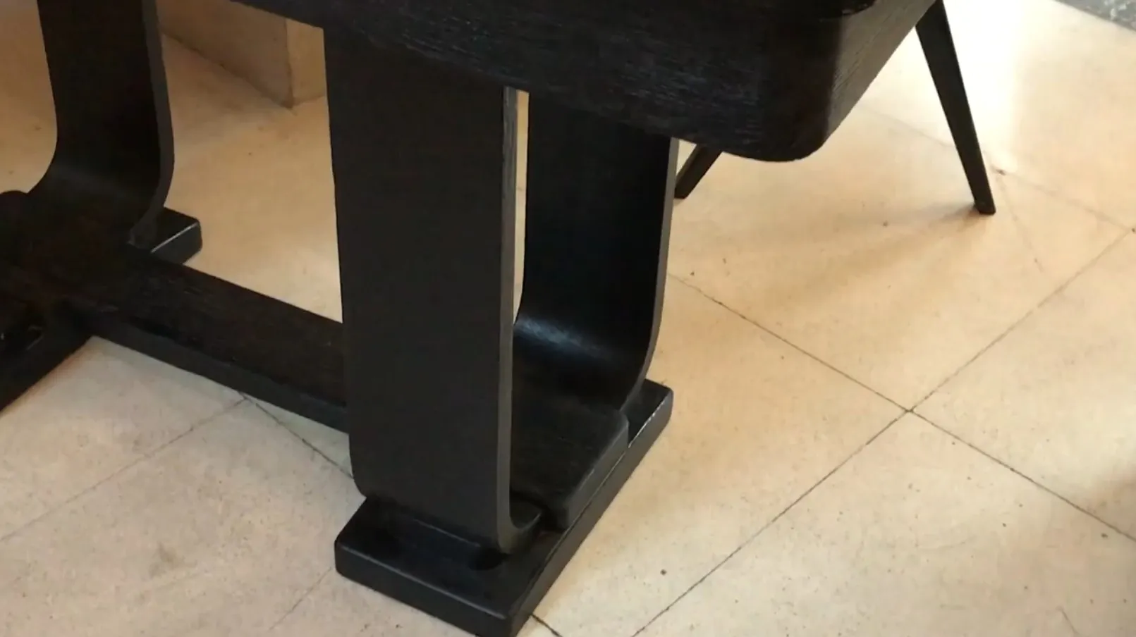 antiga consola com bases elegantes em um ambiente claro