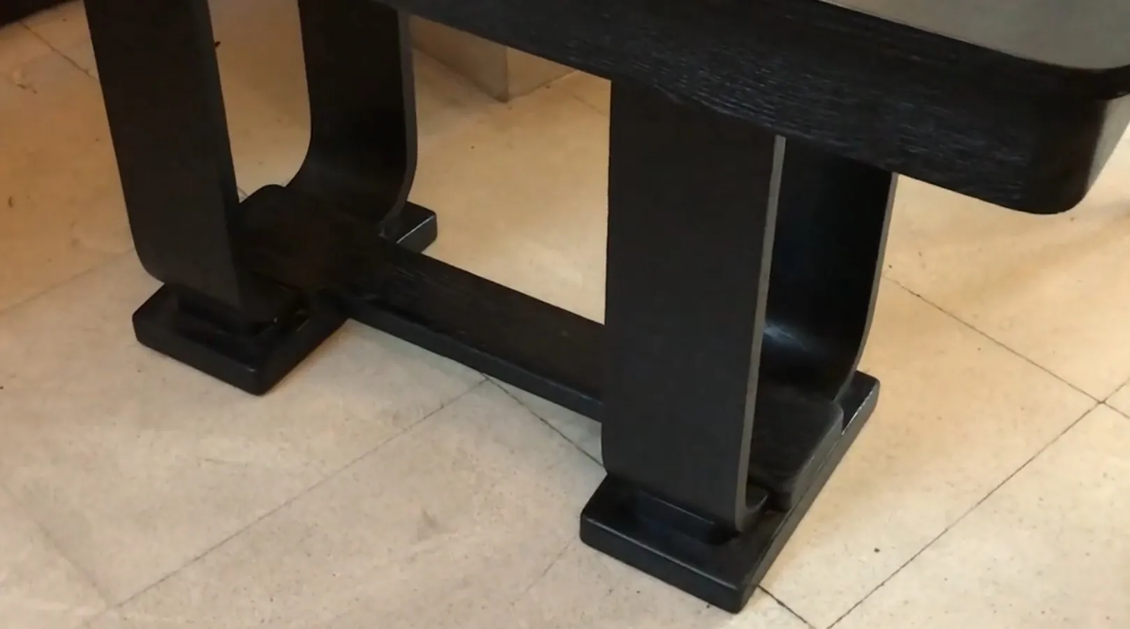 table de console ancienne avec base décorative noire