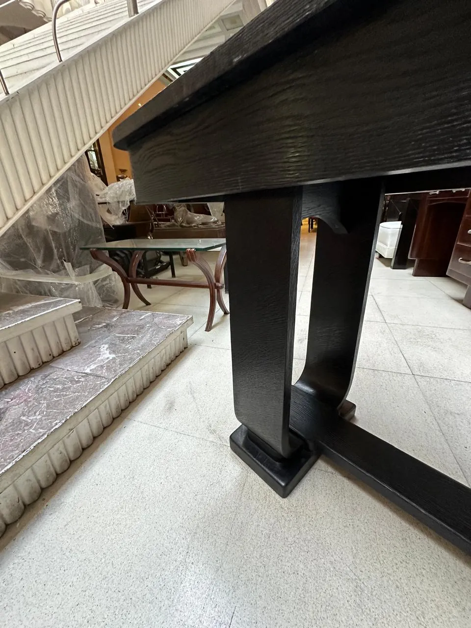 consola antigua con patas estilizadas en un ambiente elegante