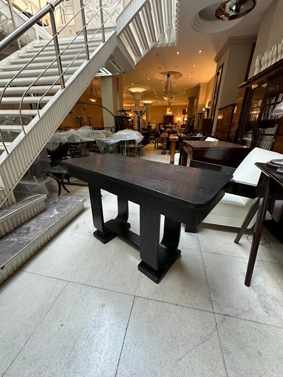 antica console dal design elegante in uno spazio decorativo