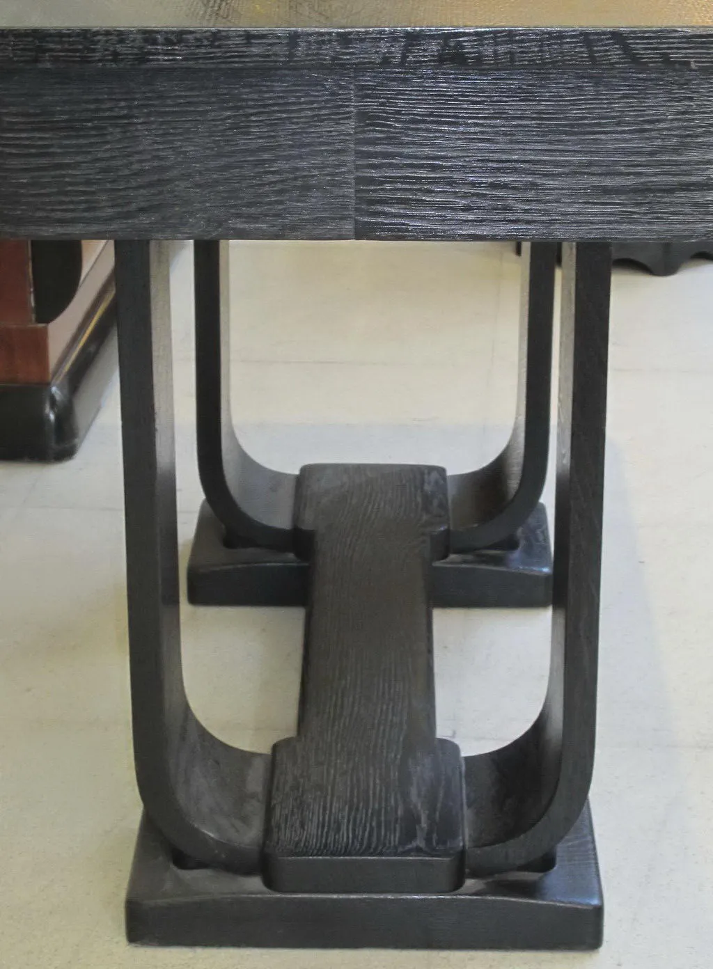 Dresuar ancien avec un design élégant dans un décor sobre.