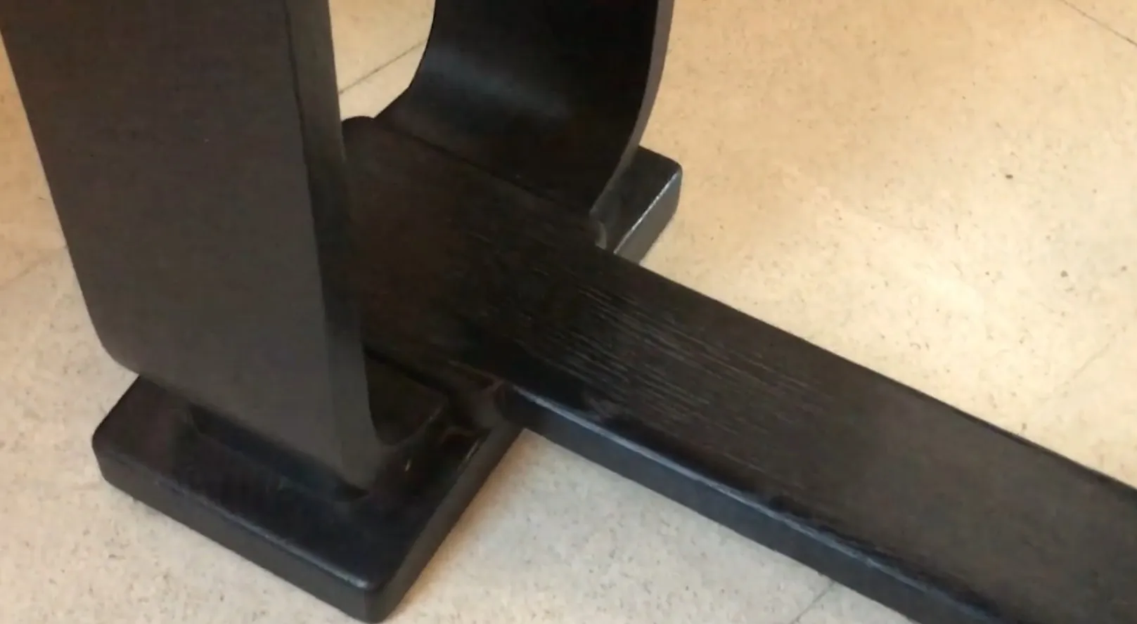 vista della base di un'antica console con linee eleganti