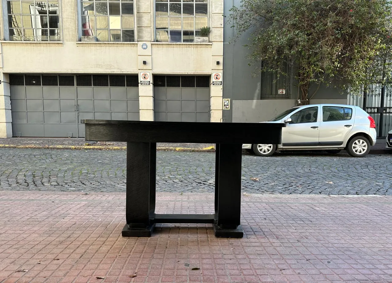 table console antique noire avec design élégant