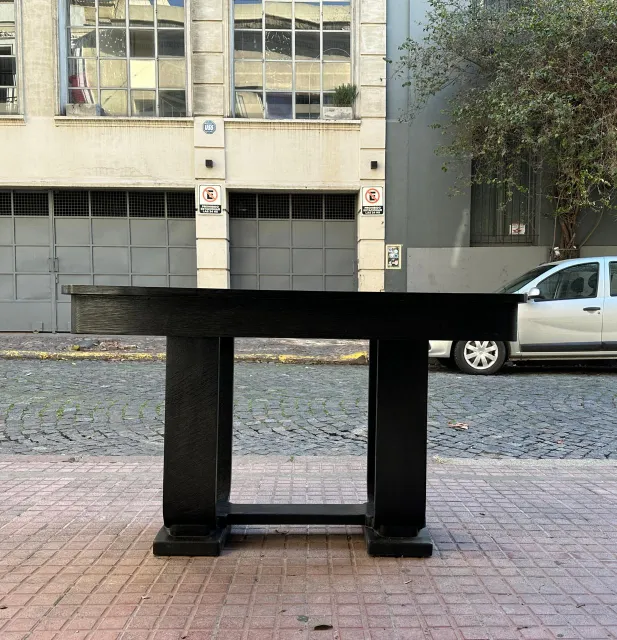 vista frontal de uma antiga consola preta elegante