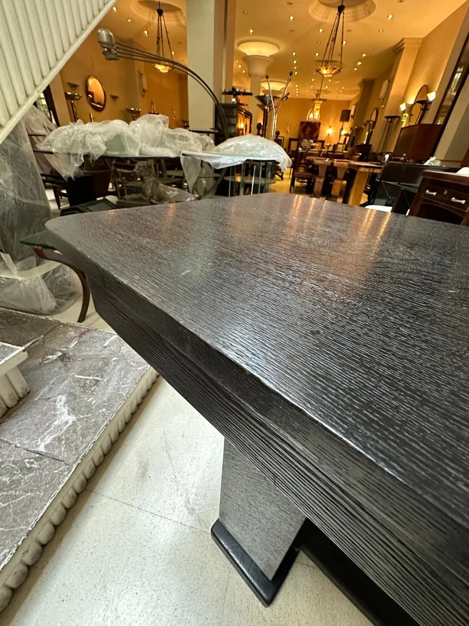 console antica con design elegante in un'atmosfera accogliente