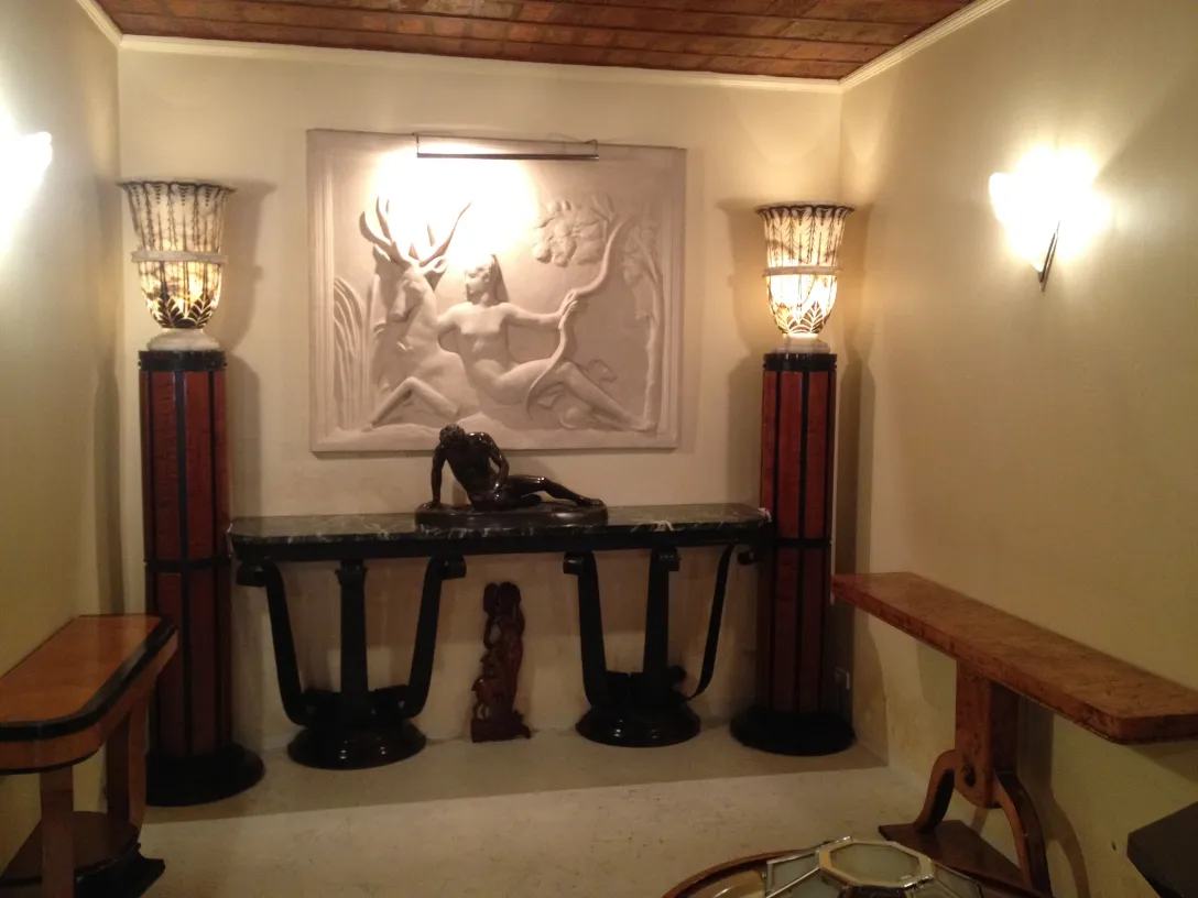 Antica console con dettagli decorativi, ambiente elegante.