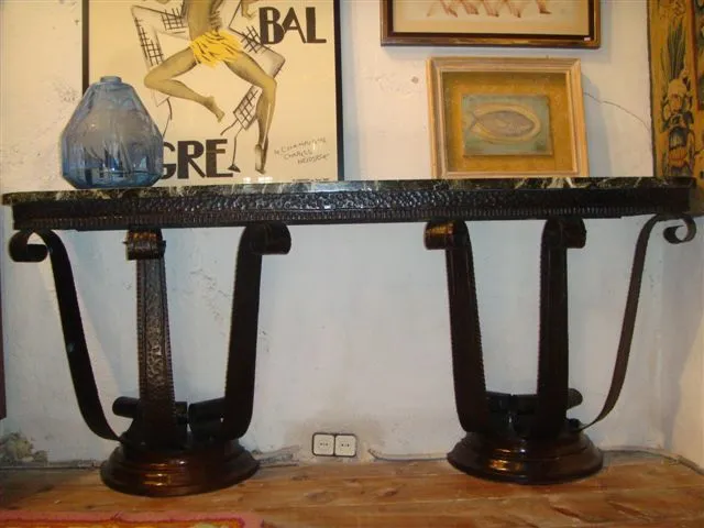 ancienne console avec design décoratif et détails