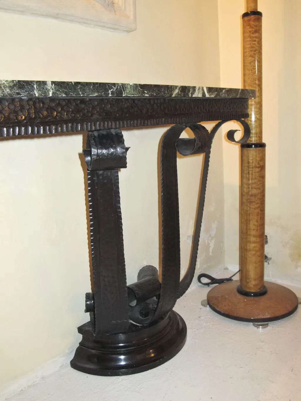 Antigua consola decorativa con diseño elaborado