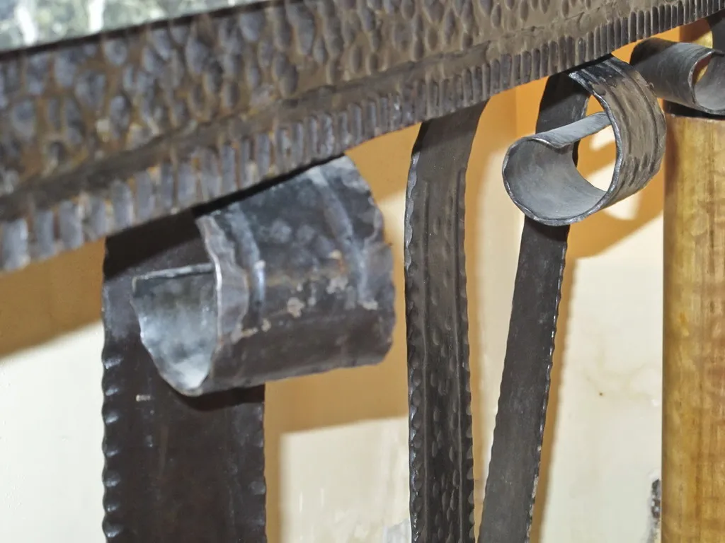 dresuar ancien avec détails décoratifs