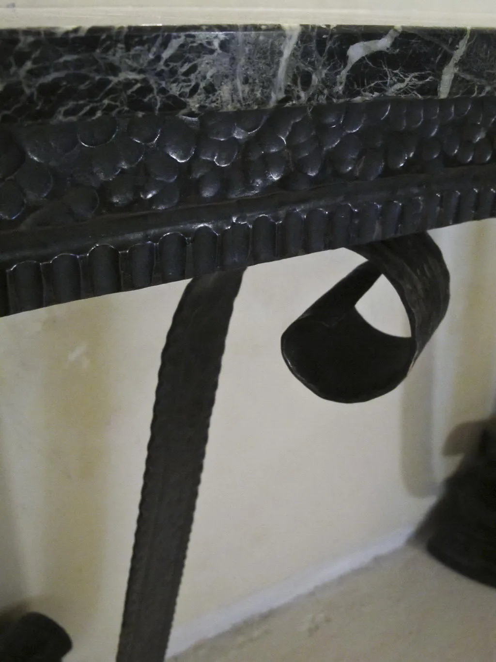 primeira vista de uma antiga mesa de console com detalhes elegantes