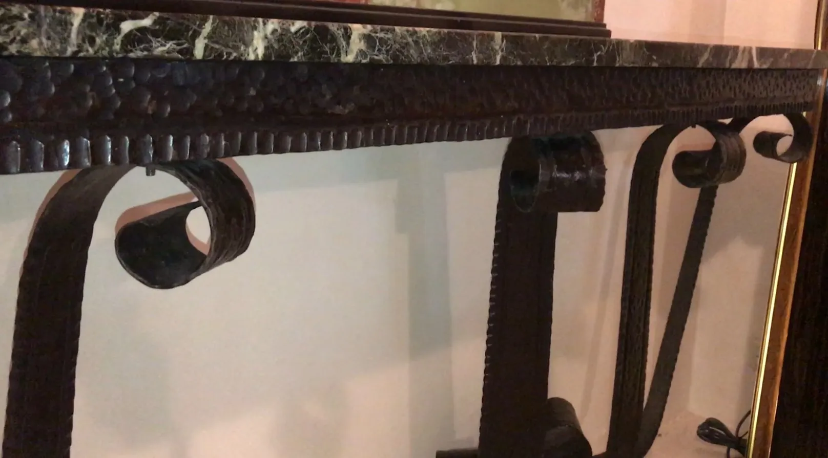 Consola antiga decorativa com pernas curvas em um ambiente aconchegante.