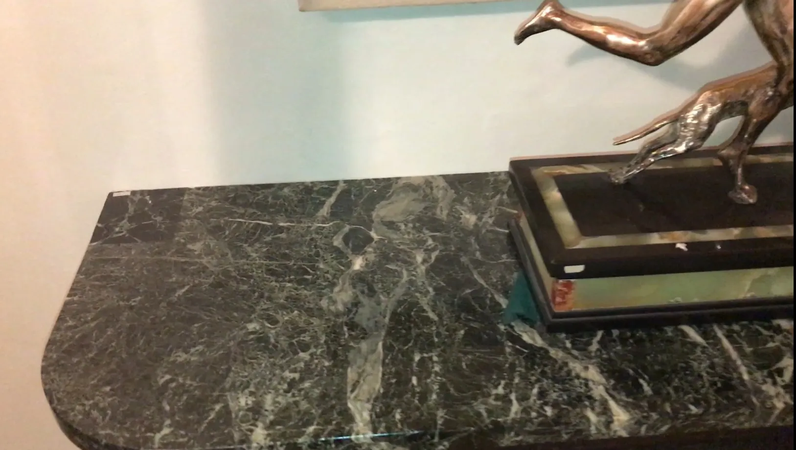 Ancienne console décorative avec dessus en marbre