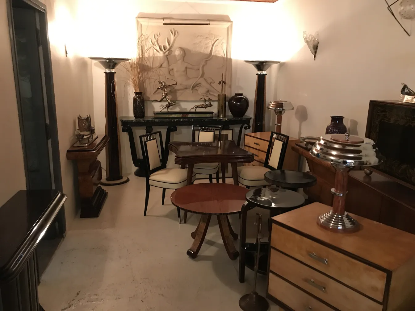 Console ancienne élégante dans un cadre décoratif