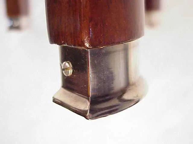 detalhes de uma mesa de console antiga com metal