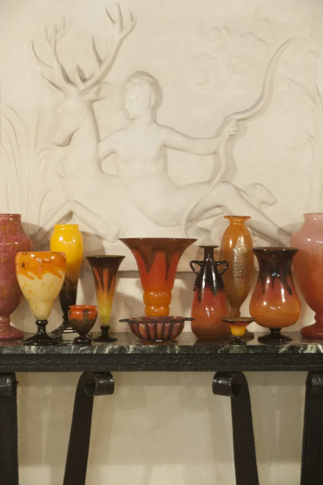 ancienne console décorée de vases colorés et fond clair