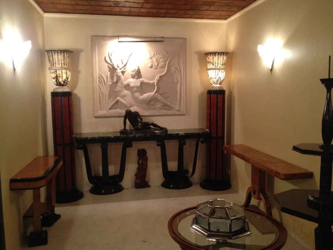 Consola antigua con detalles decorativos, ambiente elegante.