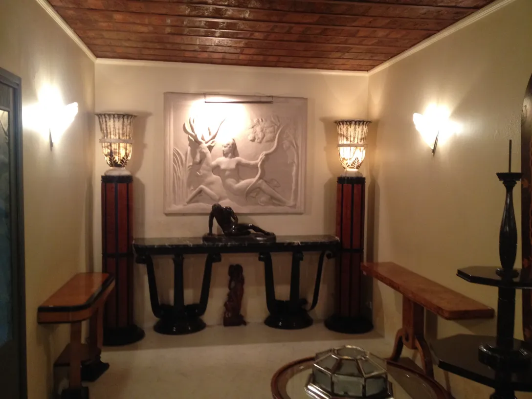 Consola antigua con detalles decorativos, iluminación suave.