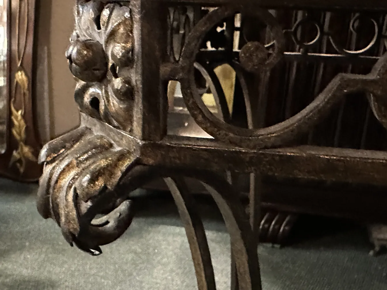 ancienne console décorative avec détails sculptés et design orné