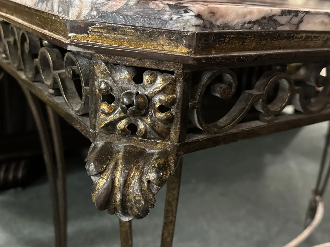 détails dorés et motif floral sur la console