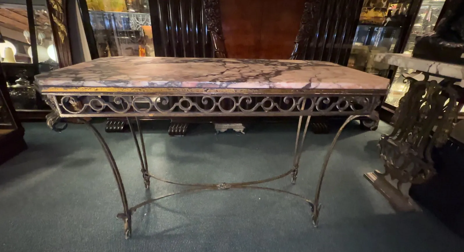 consola antiga com design ornamentado e tampo de mármore