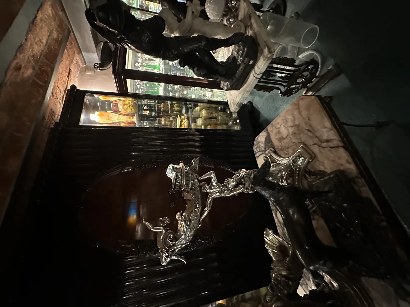 Consola antigua decorativa con tallas finas y detalles intrincados.