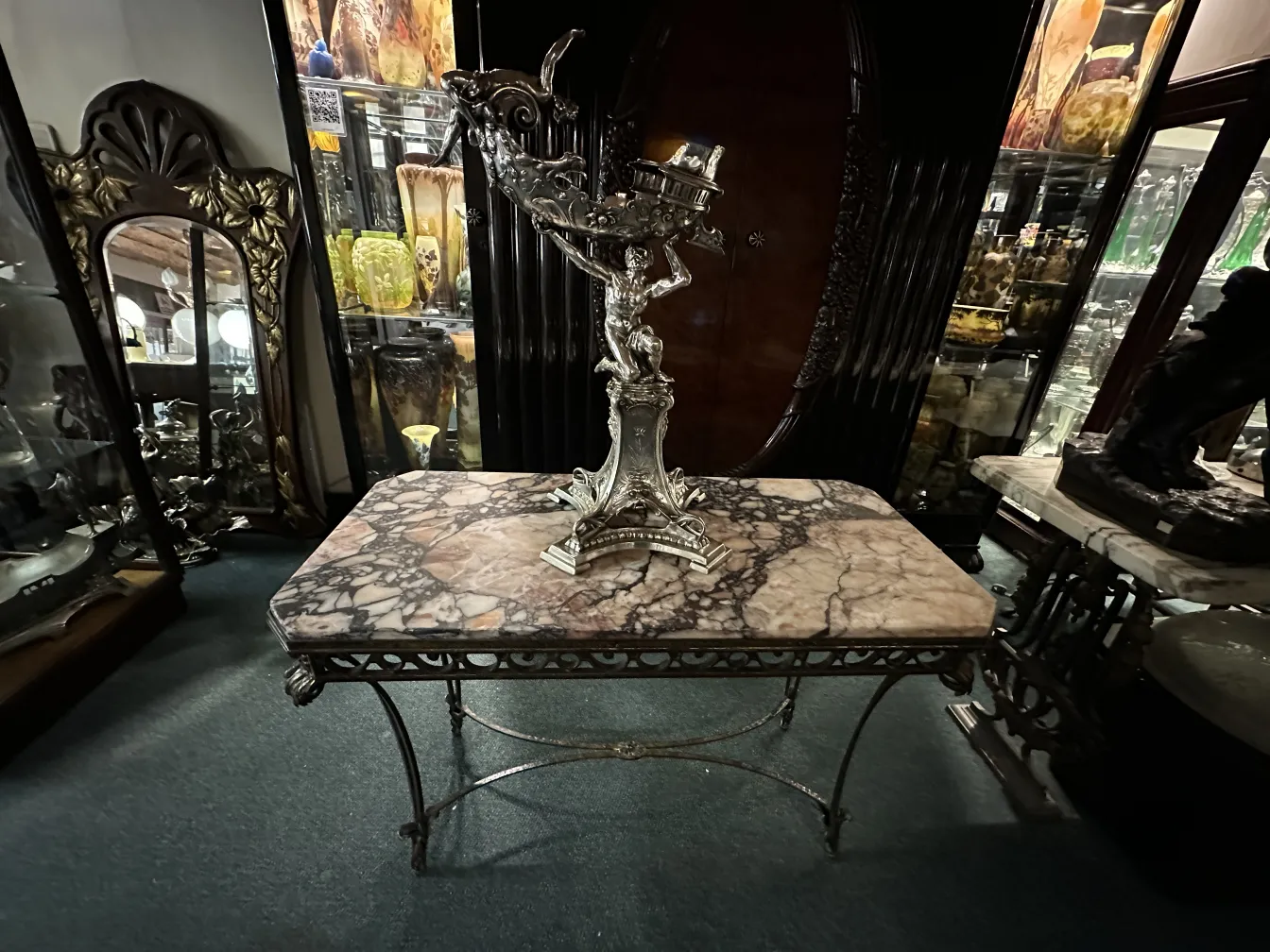 Antike Konsole mit dekorativem Design und eleganter Atmosphäre, umgeben von historischen Gegenständen.