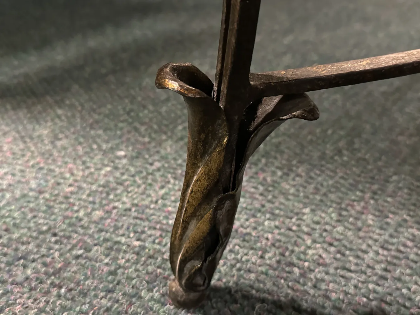 detalhe da pata de uma antiga consola decorativa, ambiente neutro