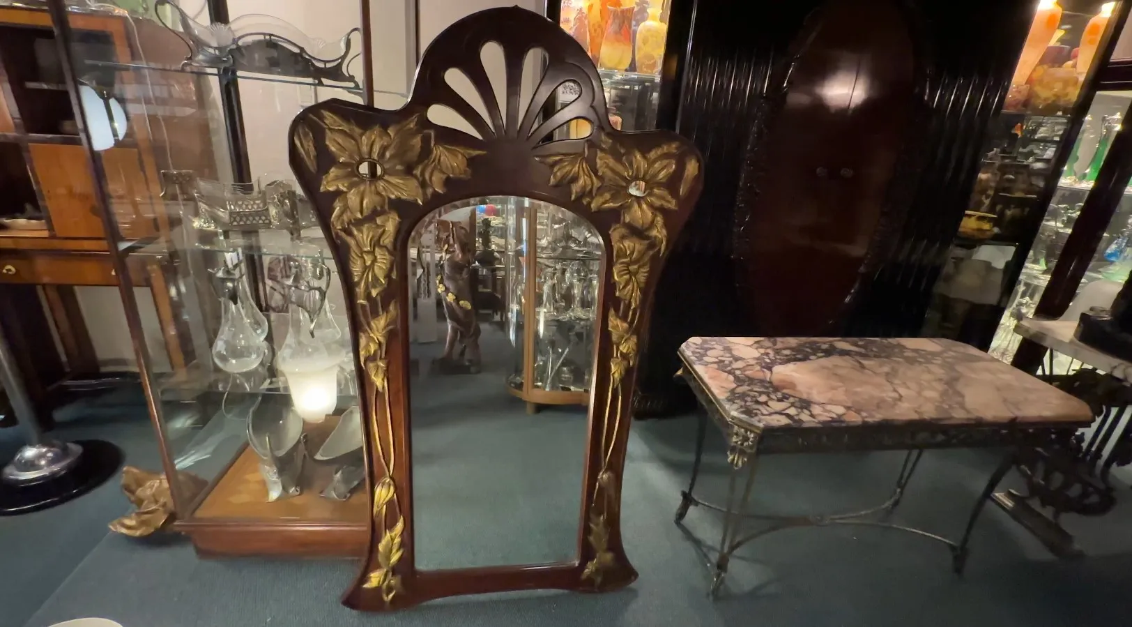 consola antica decorativa con dettagli floreali